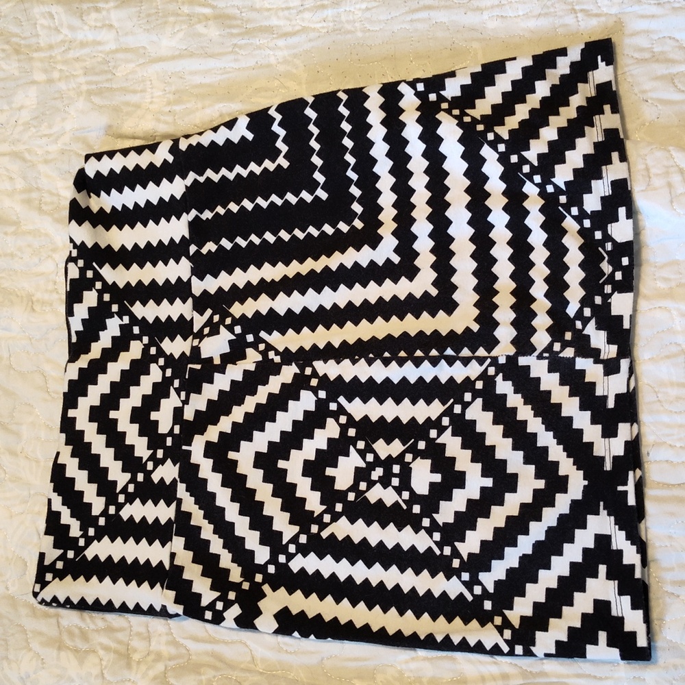 Black and White Geometric Abstract Mini Skirt Charlotte Russe Small